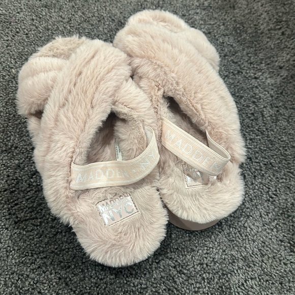 Pink fuzzy slippers - Picture 1 of 3